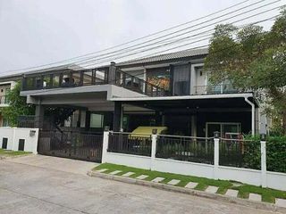 THE CENTRO WATCHARAPOL