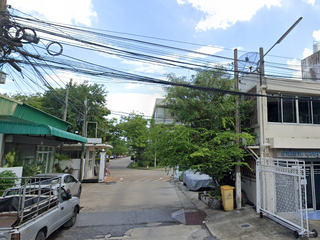 Baan Khlong Toei Niwet