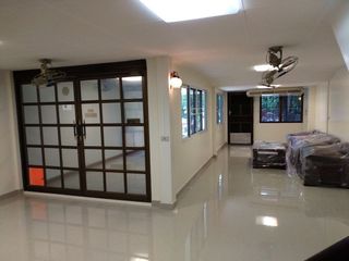 Baan Khlong Toei Niwet
