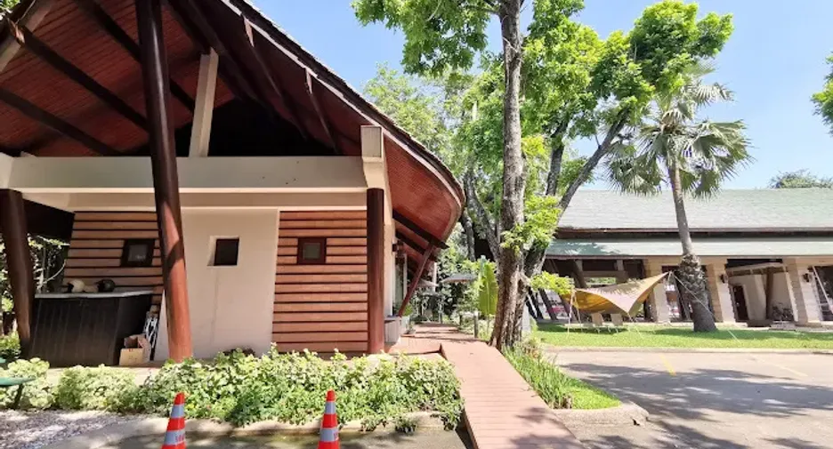 หมู่บ้านพร้อมพันธุ์ ปาร์ค (หมู่บ้านไม้ล้อมเรือน)