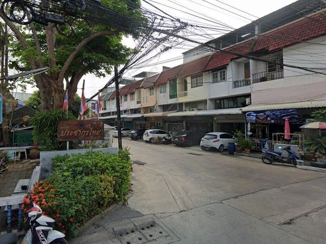 Prachakon Thai Village