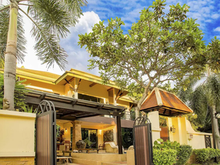 Natcha Pool Villa