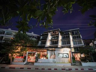 The Front Hotel and Apartments