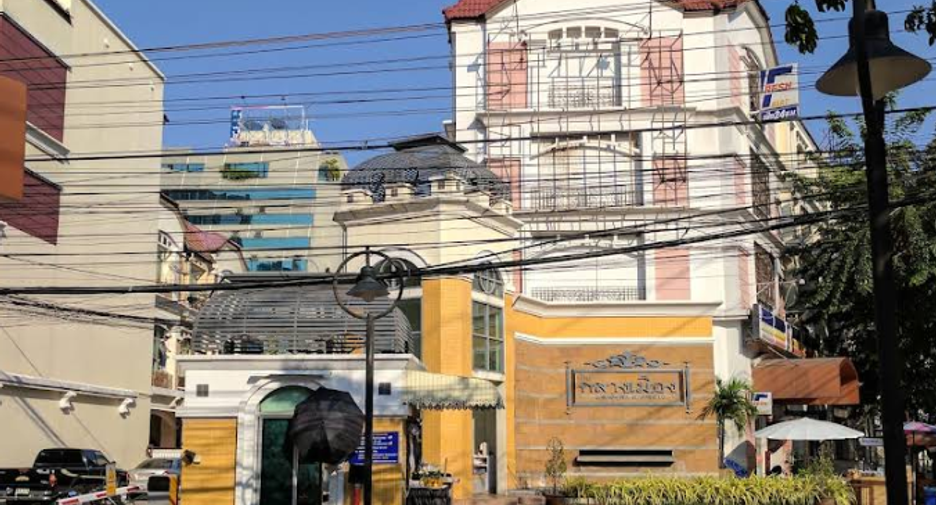 Ban Klang Mueang Yaek Ratchada-Lat Phrao
