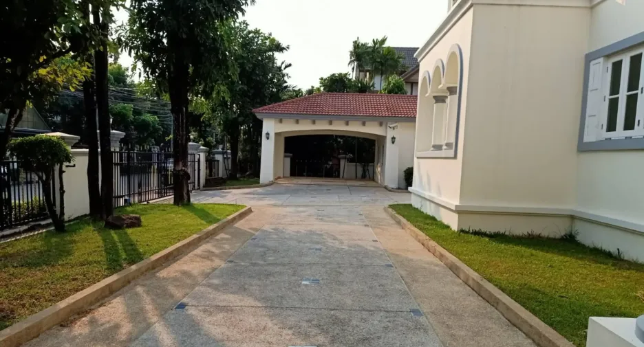 Laddarom Ekkamai-Ramintra