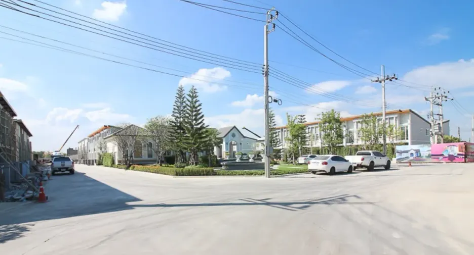 Golden Town Ramintra-Wongwaen