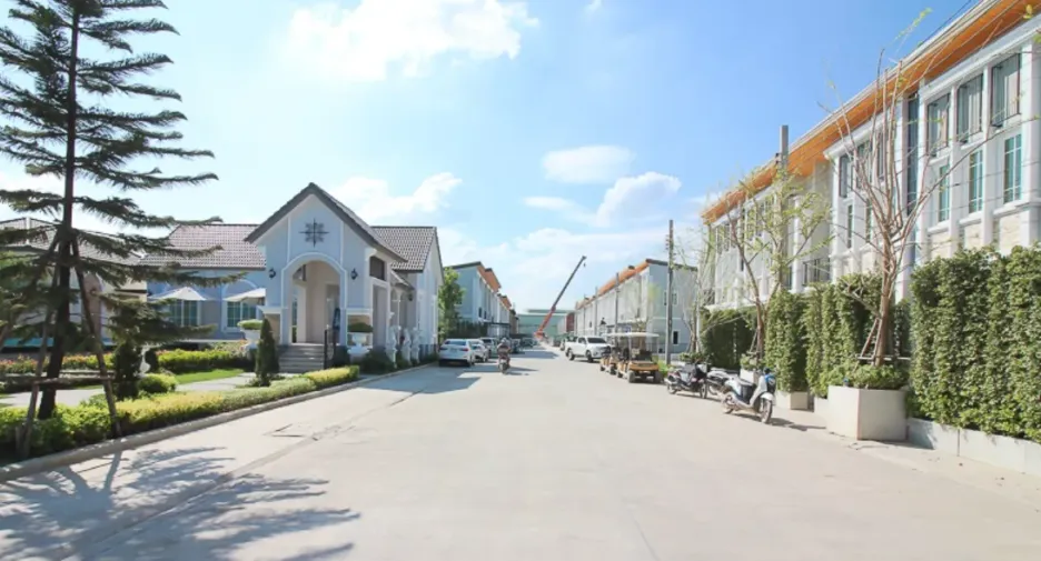 Golden Town Ramintra-Wongwaen