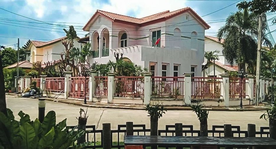 Rasa Spanish Courtyard