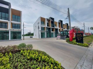 M Town Pride Suwintawong-Nongchok