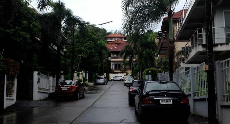 Дом с видом на море на холме