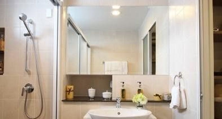 Baan Klang Muang Sathorn-Taksin 2