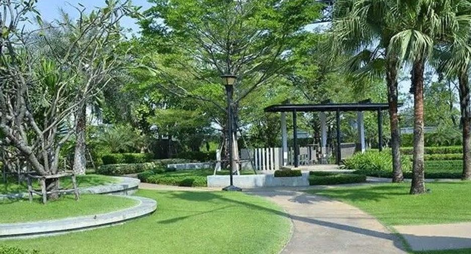 Live Bangkok Boulevard Wongwaen-Onnut 2