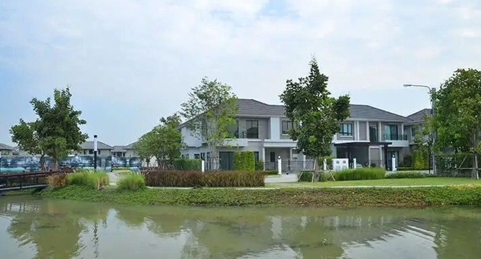 Live Bangkok Boulevard Wongwaen-Onnut 2