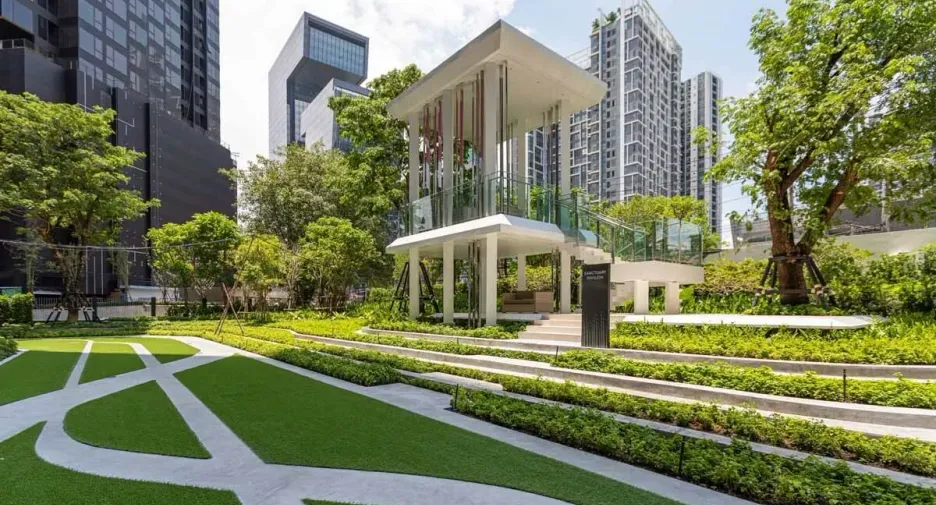 Life Asoke Rama 9