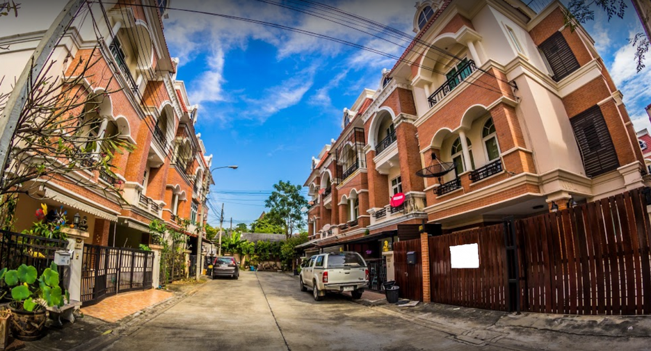 For rent 4 Beds townhouse in Lat Phrao, Bangkok
