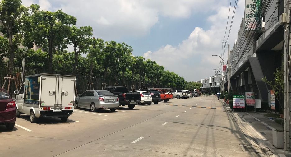 B Avenue Wacharaphon