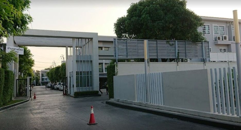 Baan Klang Muang Rattanathibet