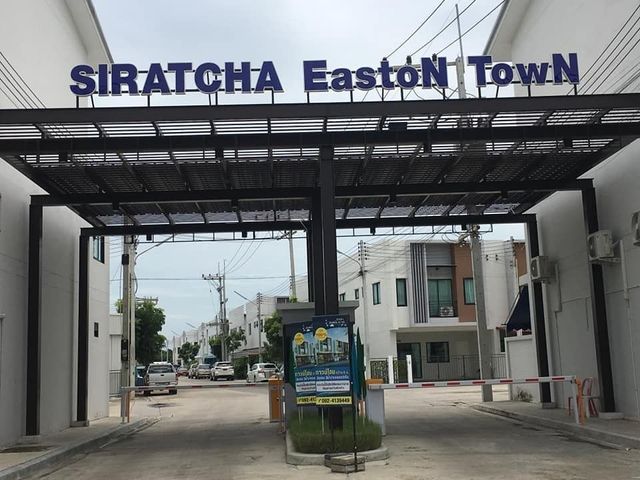 Siratcha Easton Town