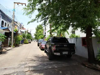 Thep Nakhon Niwet Village