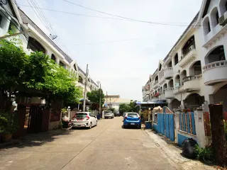 Thep Nakhon Niwet Village