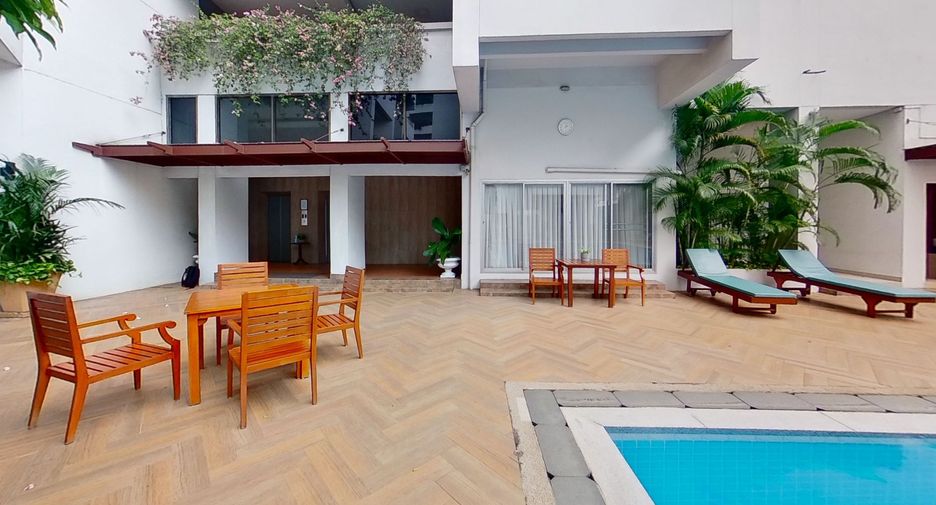 Esmeralda Apartments