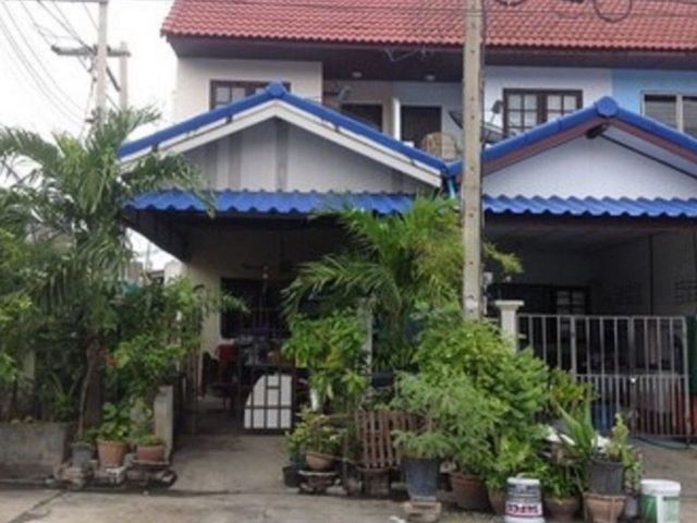 ฉัตรไพลิน ลาดหลุมแก้ว
